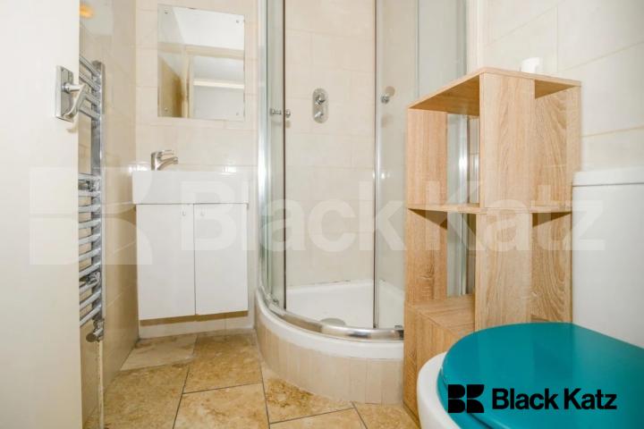 Beautiful apartment  925 Sq.Ft. with two bathrooms & balcony  Bullen Street, Battersea Park